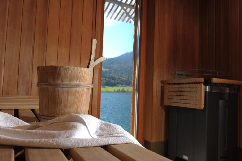 Seehotel Enzian Weissensee Extérieur photo